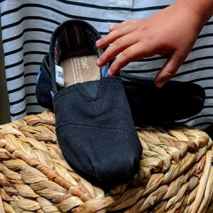 sz 6.5 women's toms one for one black canvas w/ rare black bottom